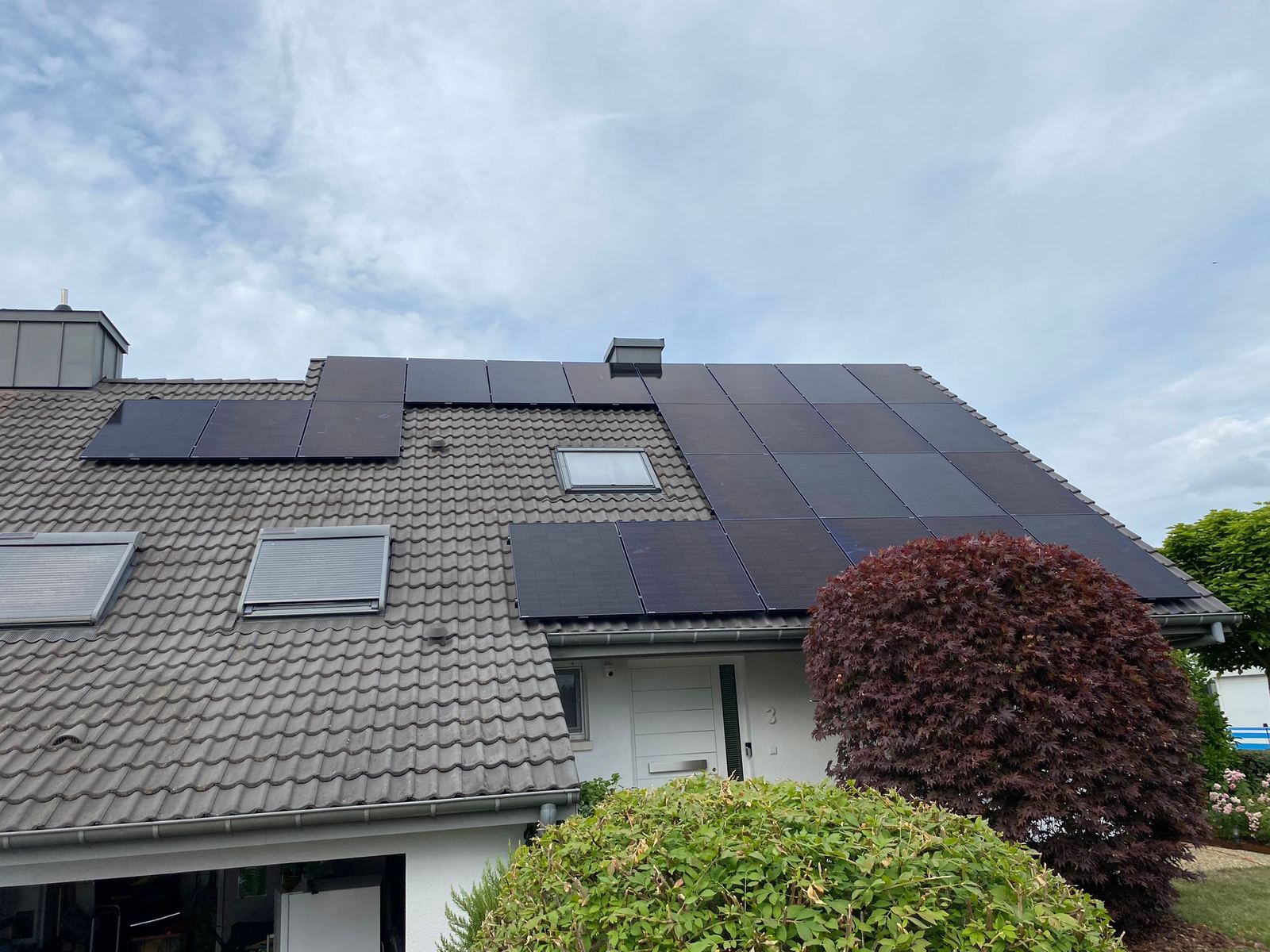 Toiture équipée de panneaux photovoltaïques par SCAY ÉNERGIE au Luxembourg