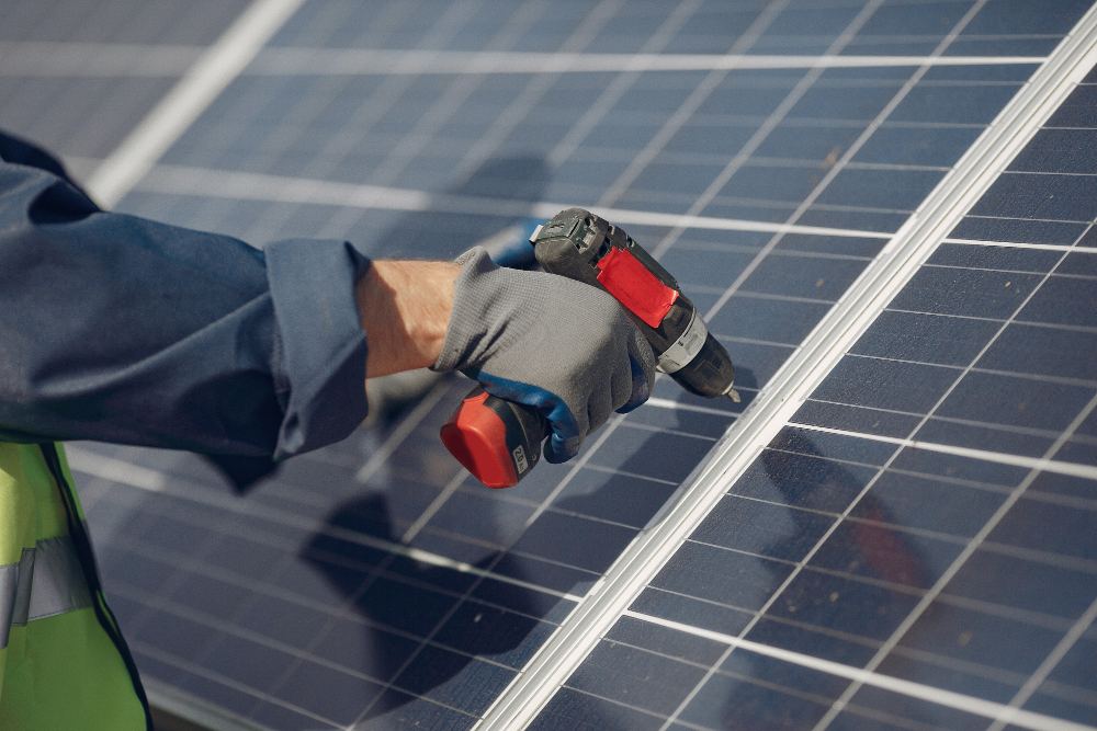 Pose de panneaux solaires sur une toiture au Luxembourg par SCAY ÉNERGIE